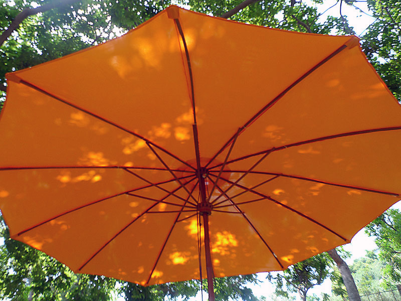 0016 sombrilla madera tela naranja mastil simil bambu 250xo260 1u